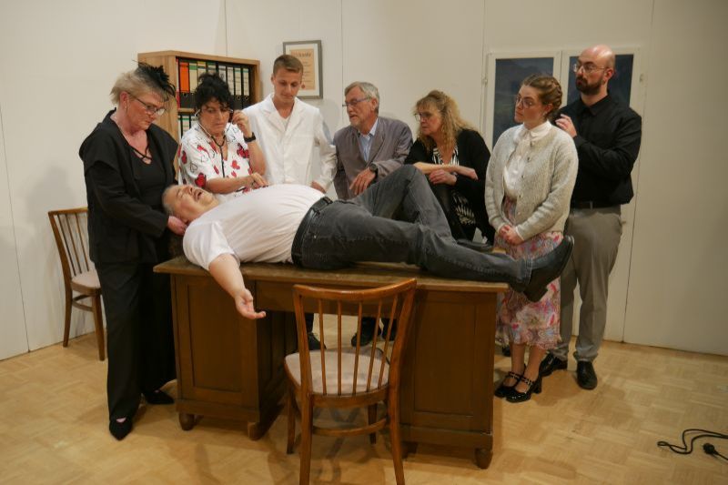 Hallelujah: Tine Menzel, Michael Baum (auf Schreibtisch), Daniele Gauger, Simon Gallmann, Joachim Pfaff, Marina Baum, Caroline Bendel, Maximilian Kottler